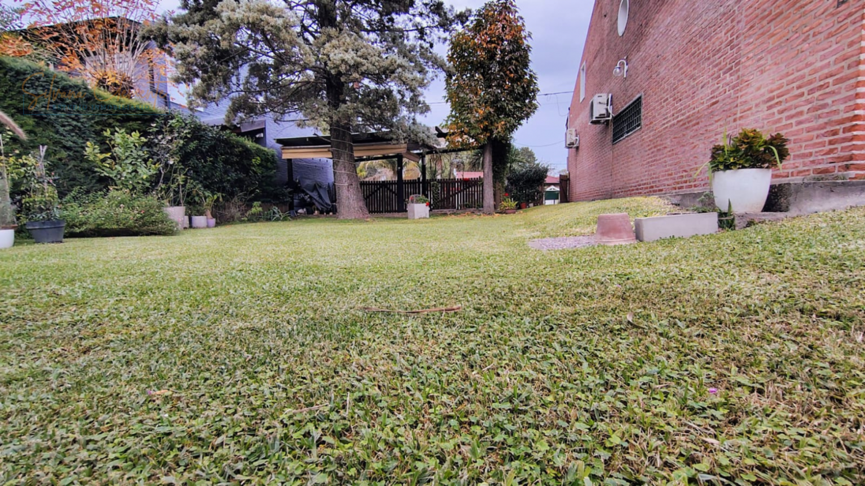 Hermosa casa 4 ambientes sobre doble lote con parque, quincho y parrilla