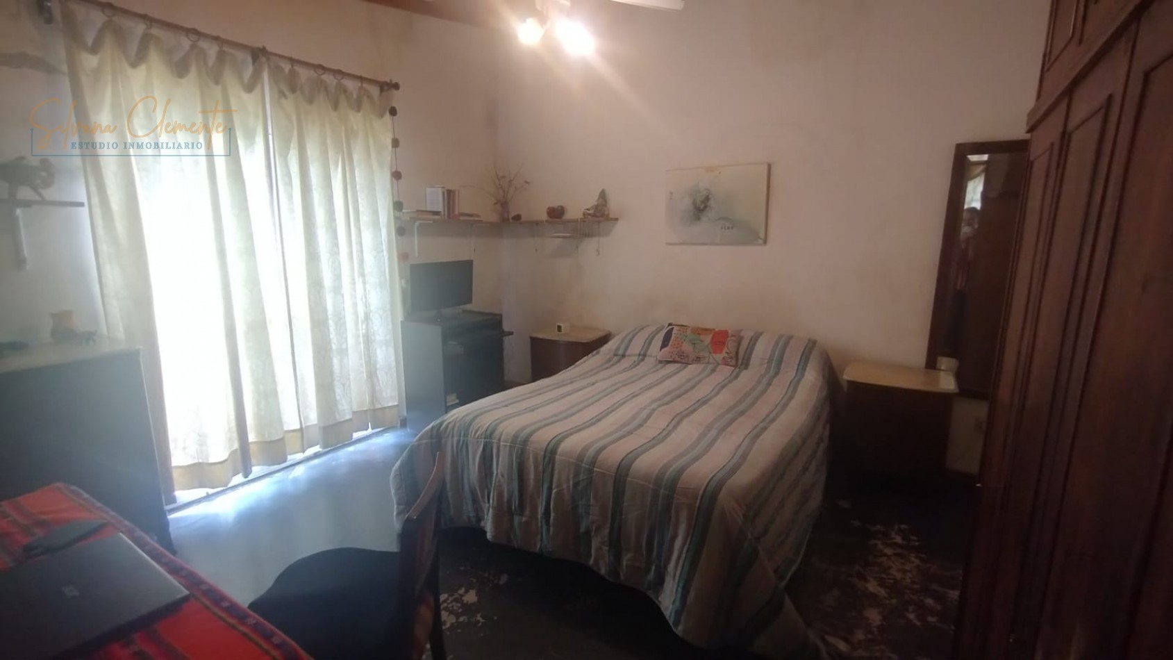 Casa en Castelar con Gran Fondo y Excelente Potencial A Modernizar