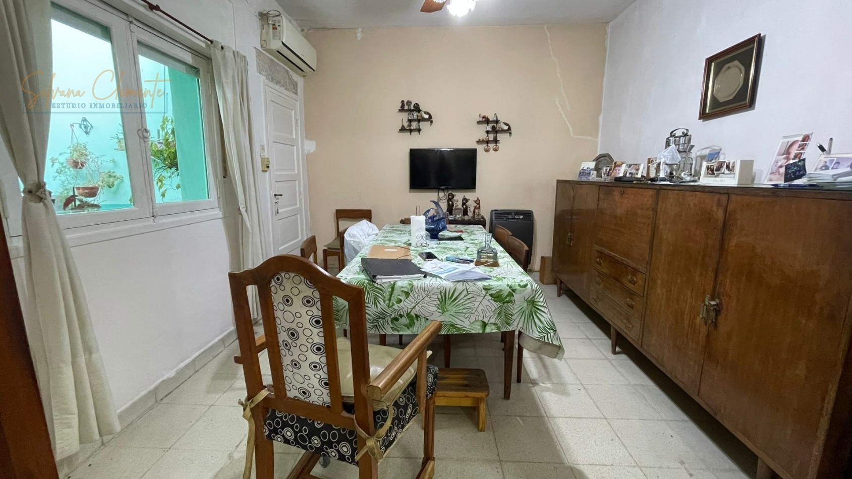 Casa Multifamiliar en Venta con Dos Viviendas, Amplio Patio y Terraza