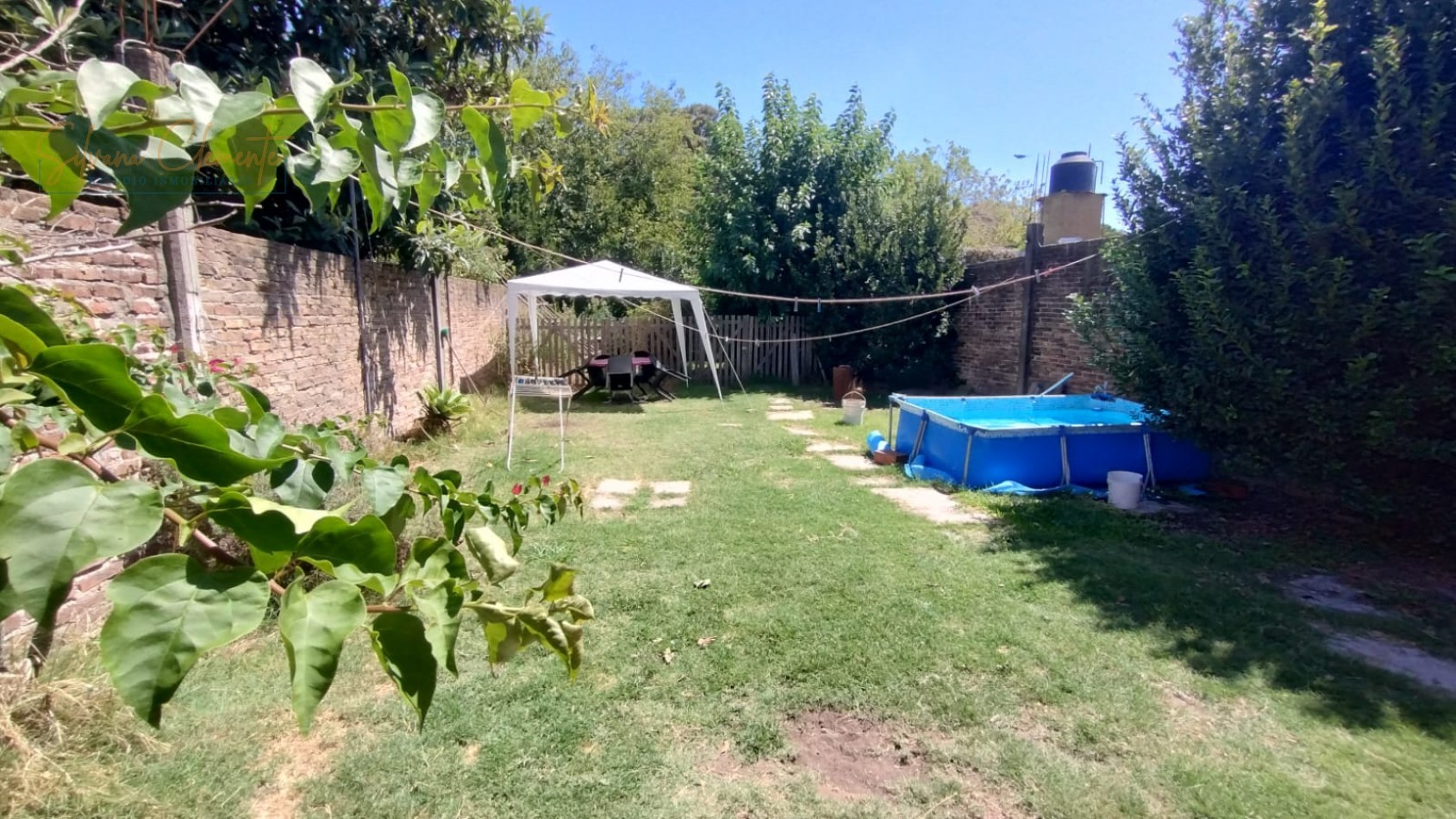 Casa en Castelar con Gran Fondo y Excelente Potencial A Modernizar