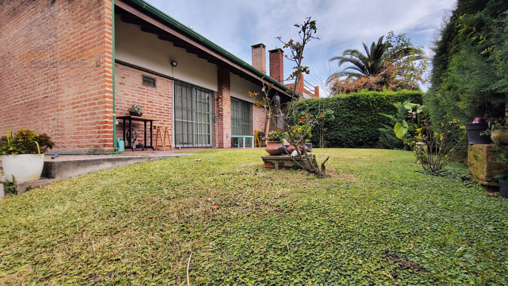 Hermosa casa 4 ambientes sobre doble lote con parque, quincho y parrilla