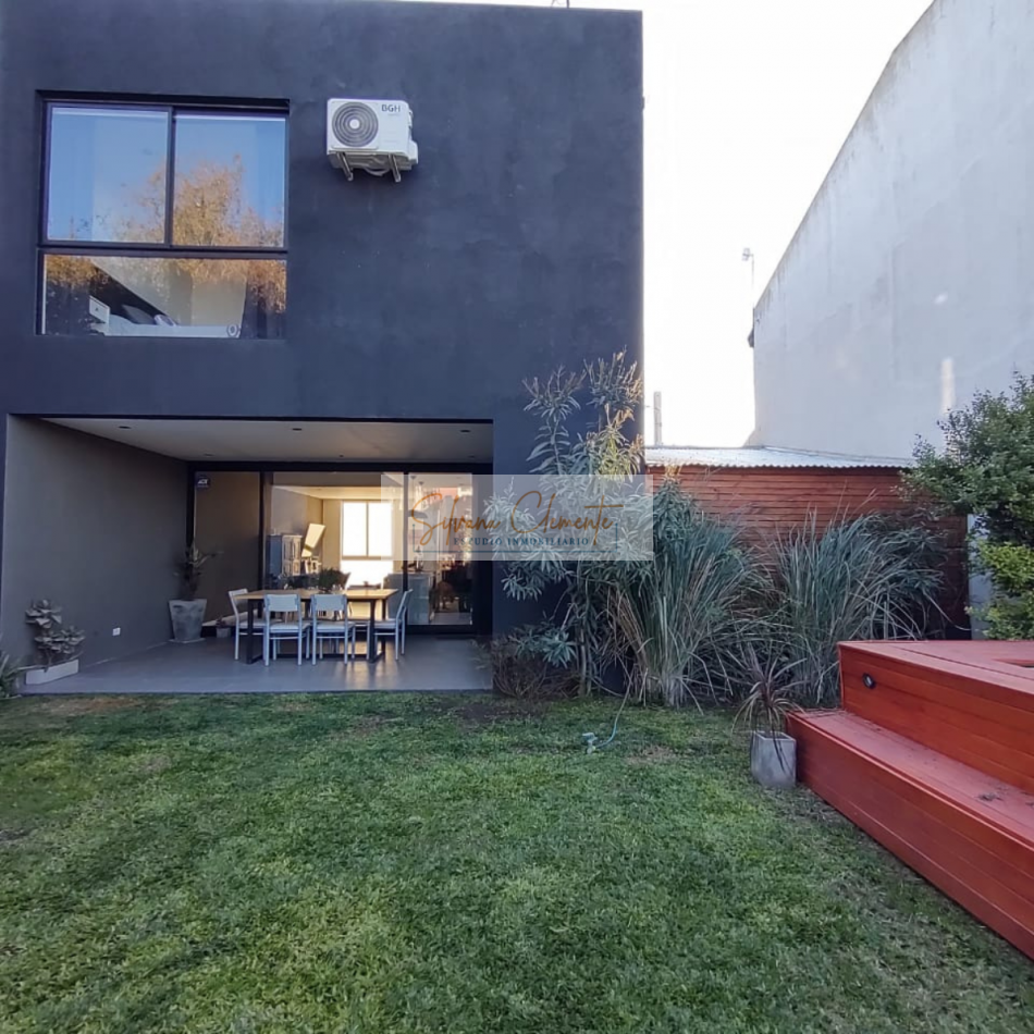 Hermosa casa 3 ambientes en dos plantas con parque parrilla y jacuzzi en Barrio Cerrado Escobar