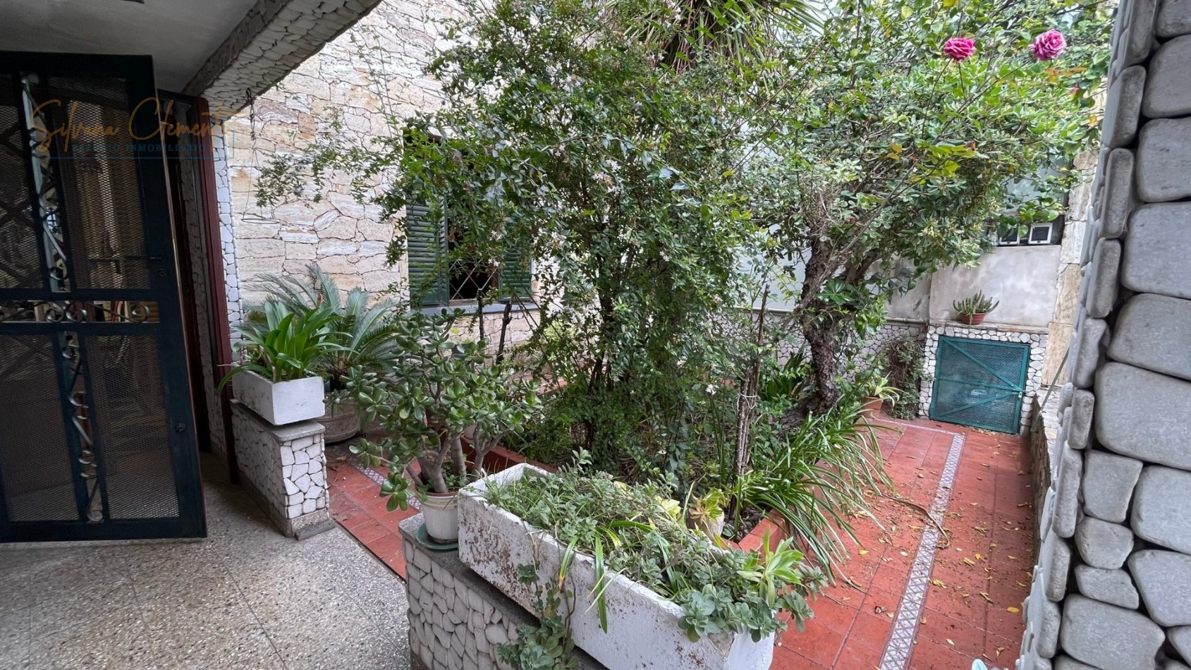 Casa Multifamiliar en Venta con Dos Viviendas, Amplio Patio y Terraza