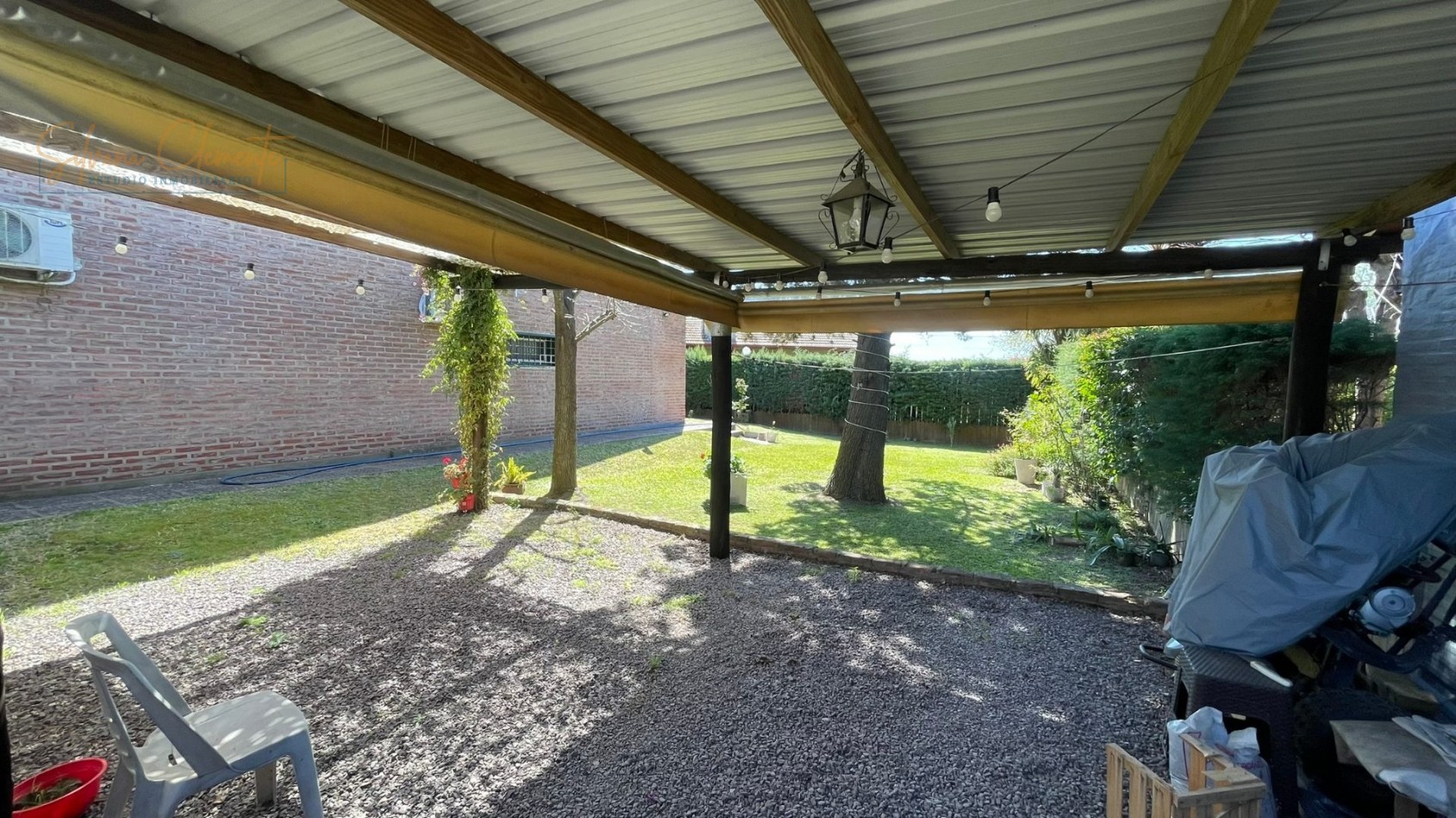 Hermosa casa 4 ambientes sobre doble lote con parque, quincho y parrilla