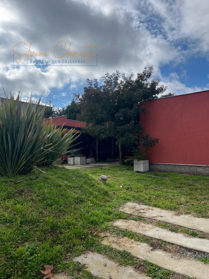 Casa 5 Ambientes en Barrio Privado | 4 Dormitorios, Pileta y Quincho