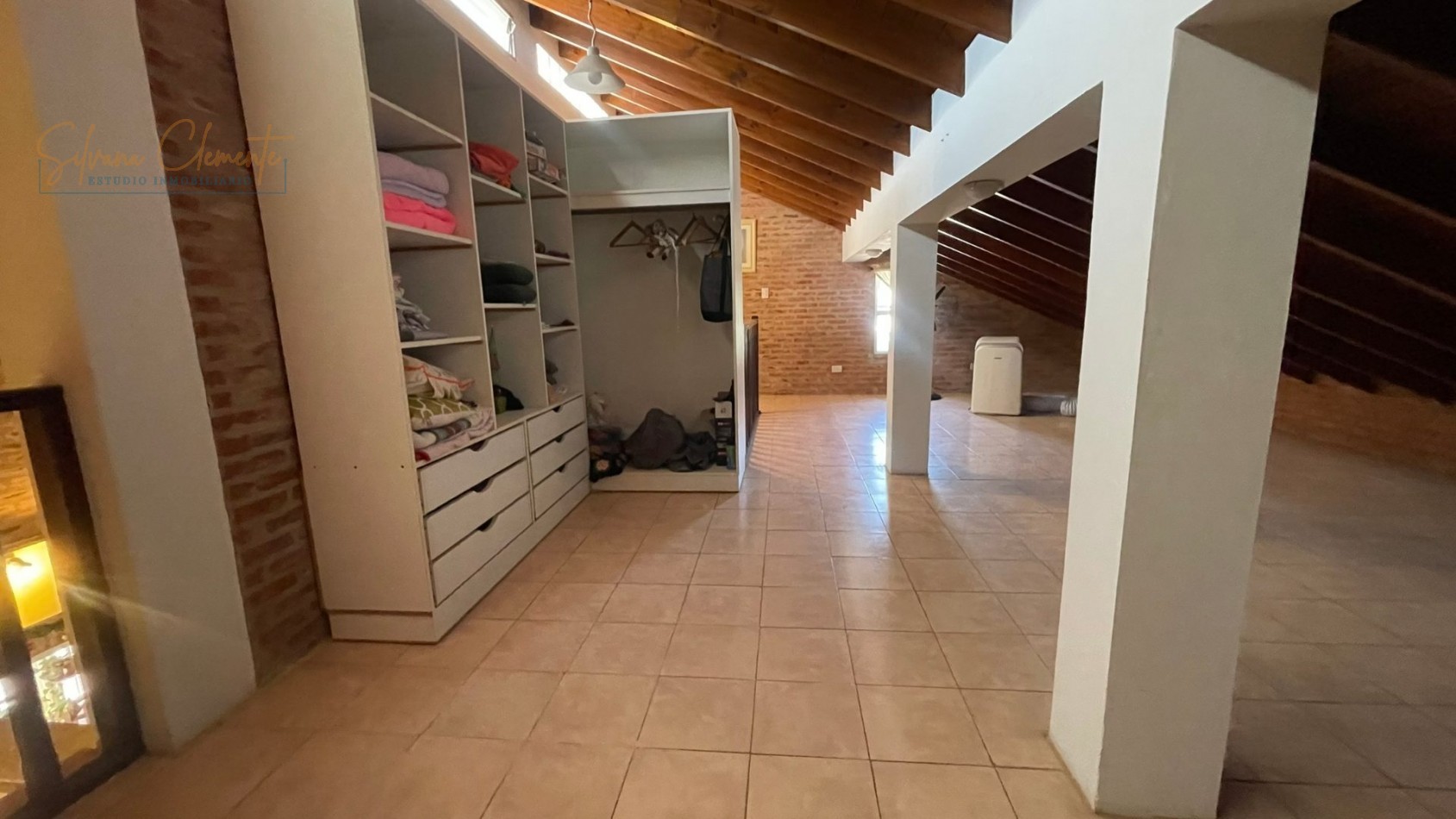 Hermosa casa 4 ambientes sobre doble lote con parque, quincho y parrilla