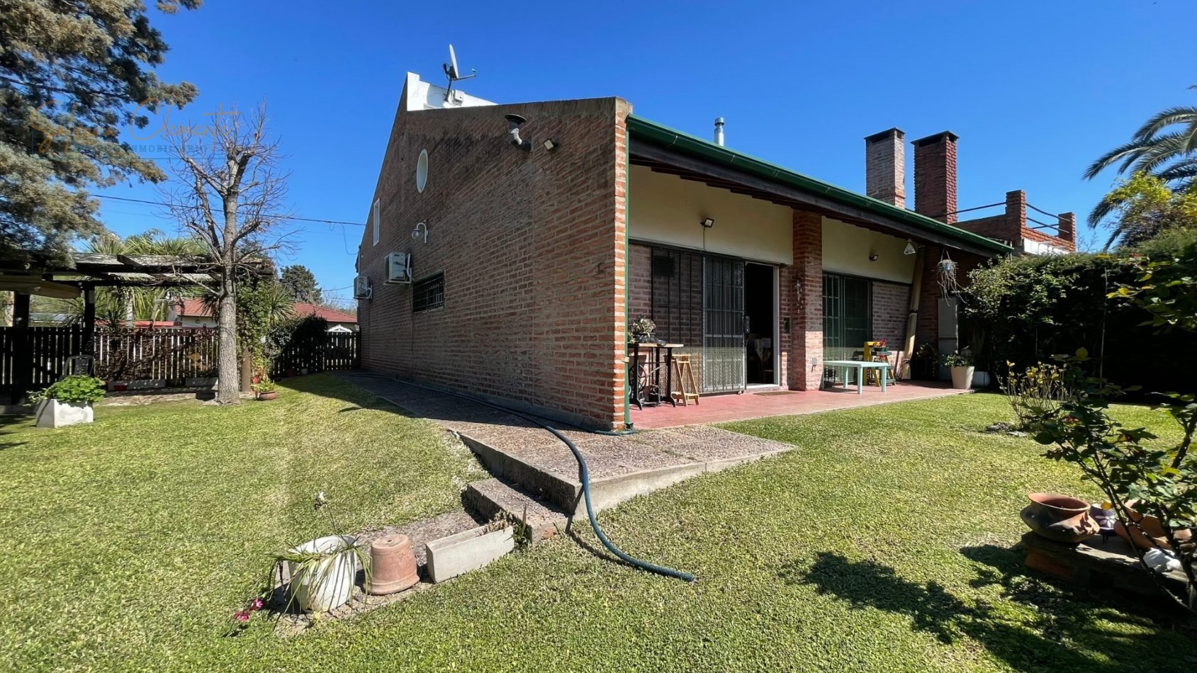 Hermosa casa 4 ambientes sobre doble lote con parque, quincho y parrilla