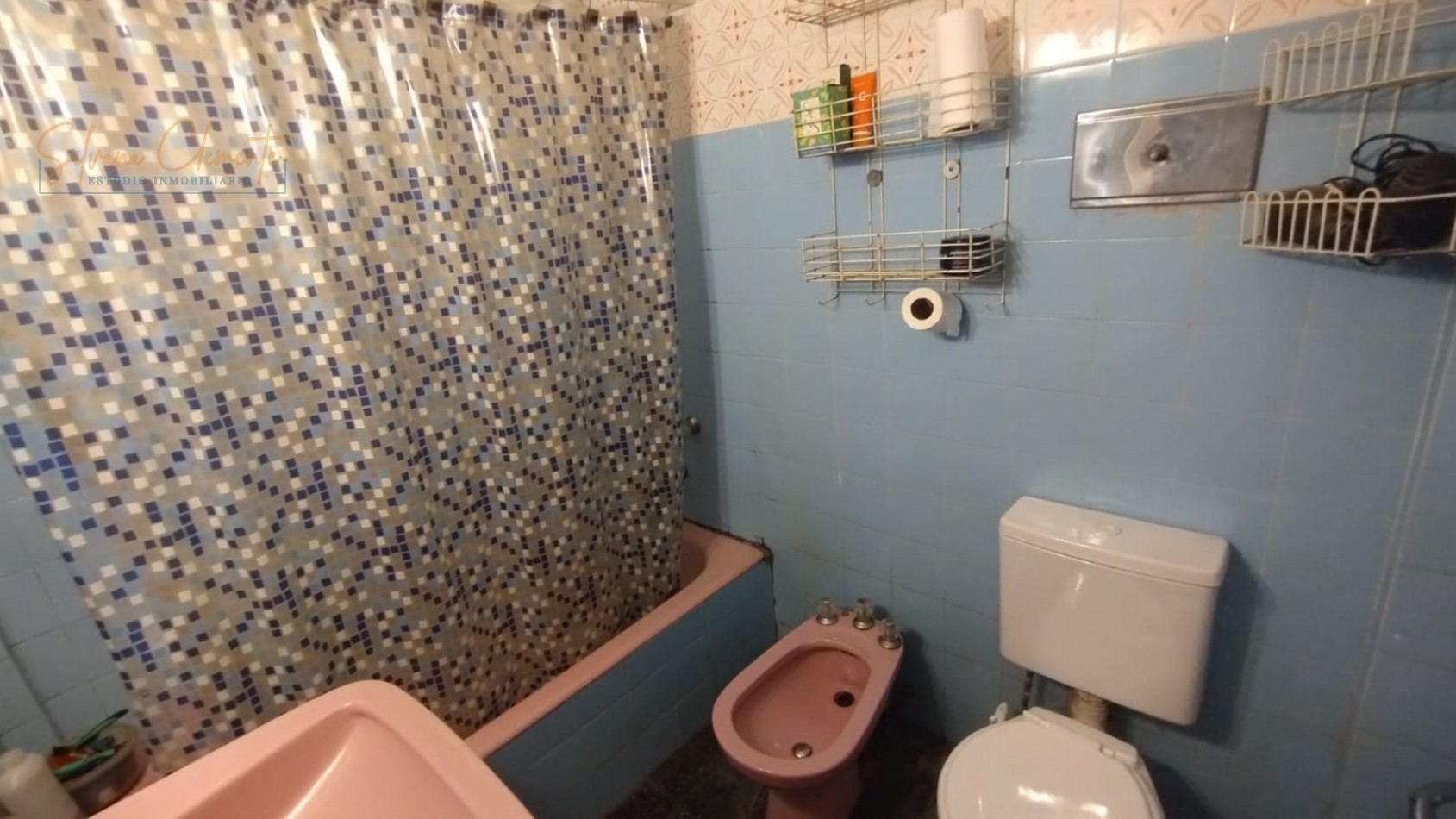Casa en Castelar con Gran Fondo y Excelente Potencial A Modernizar