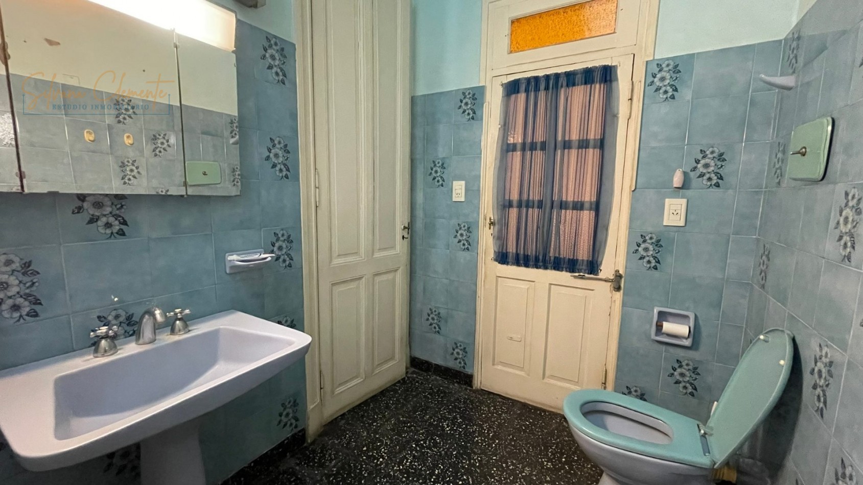 Casa Multifamiliar en Venta con Dos Viviendas, Amplio Patio y Terraza