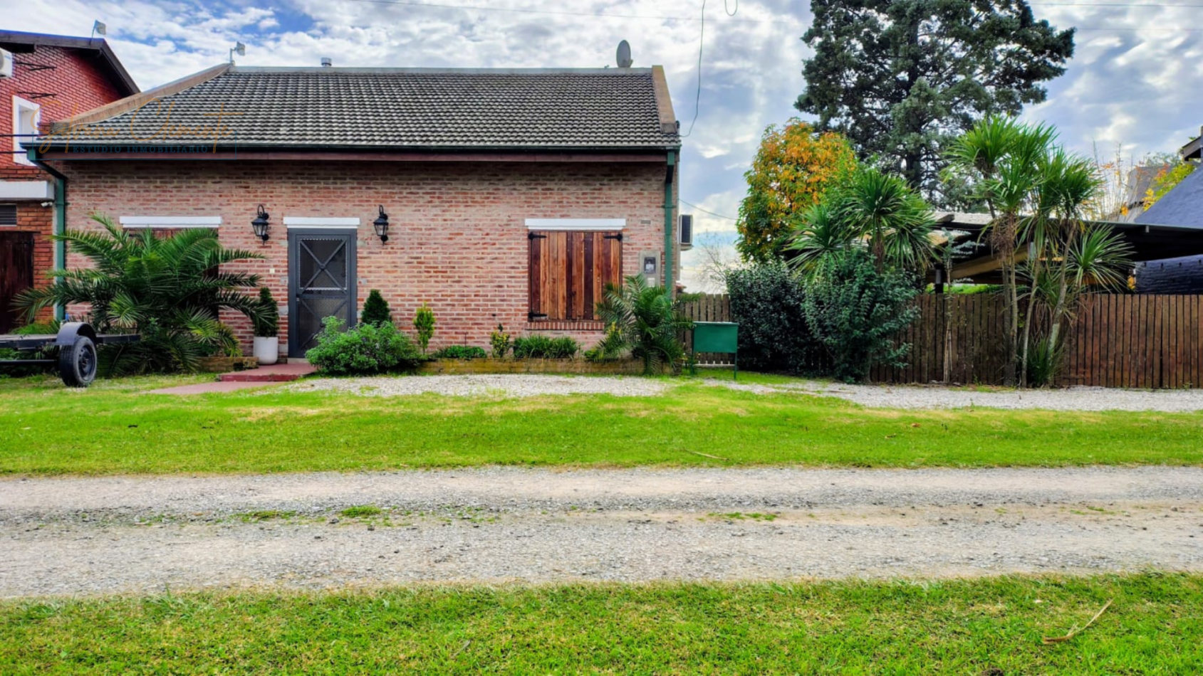 Hermosa casa 4 ambientes sobre doble lote con parque, quincho y parrilla