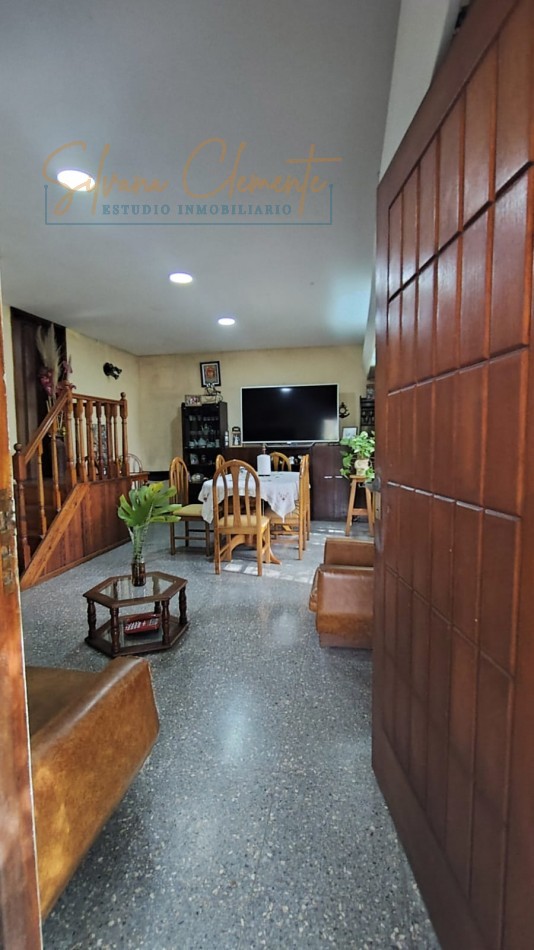 CASA EN BELLA VISTA CON DEPARTAMENTO INDEPENDIENTE, TERRAZA Y GARAJE