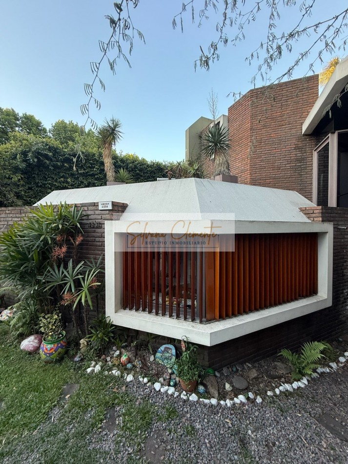 Casa 5 ambientes en Villa Devoto - Lote propio a dos calles