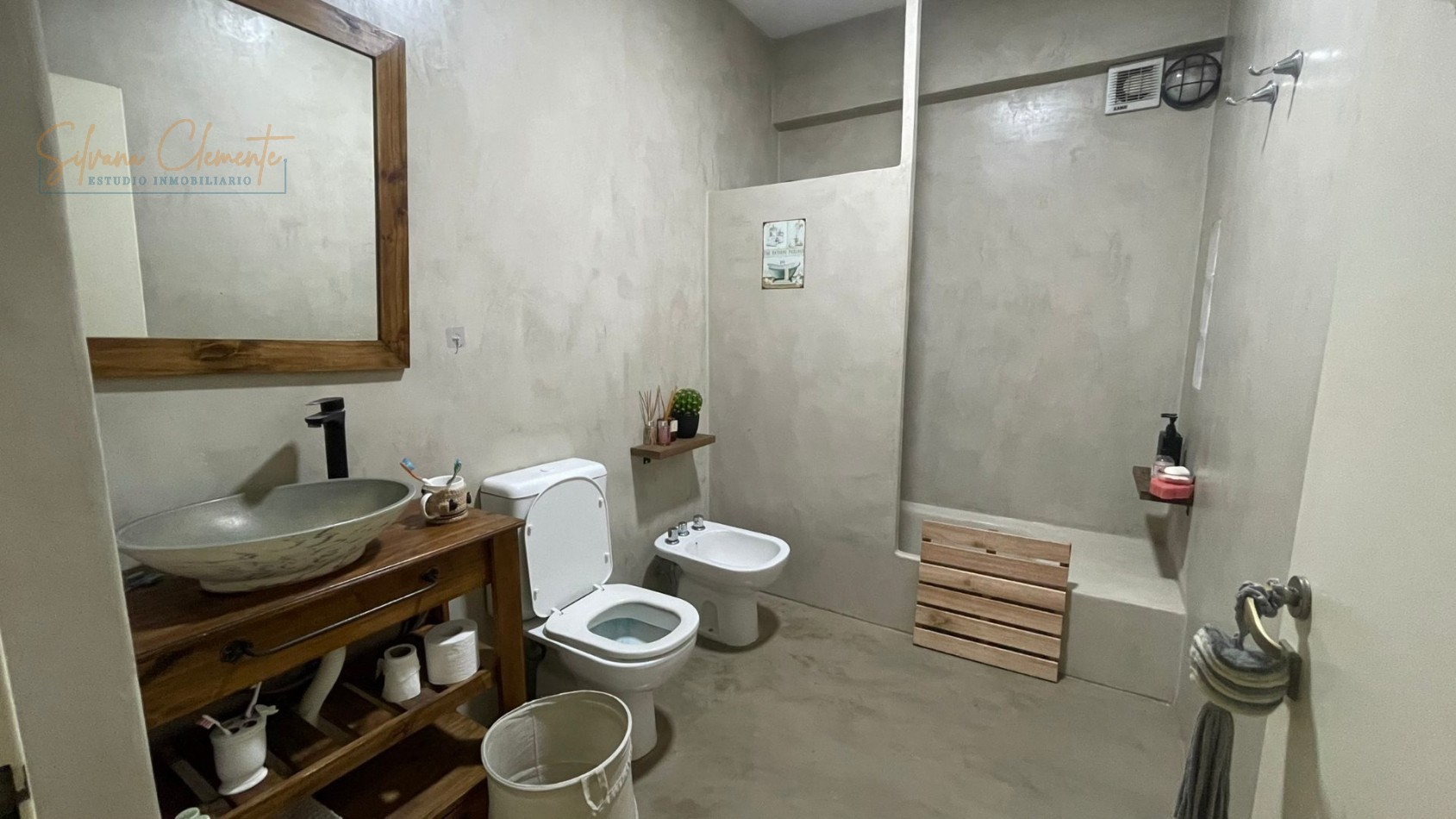 Hermosa casa 4 ambientes sobre doble lote con parque, quincho y parrilla
