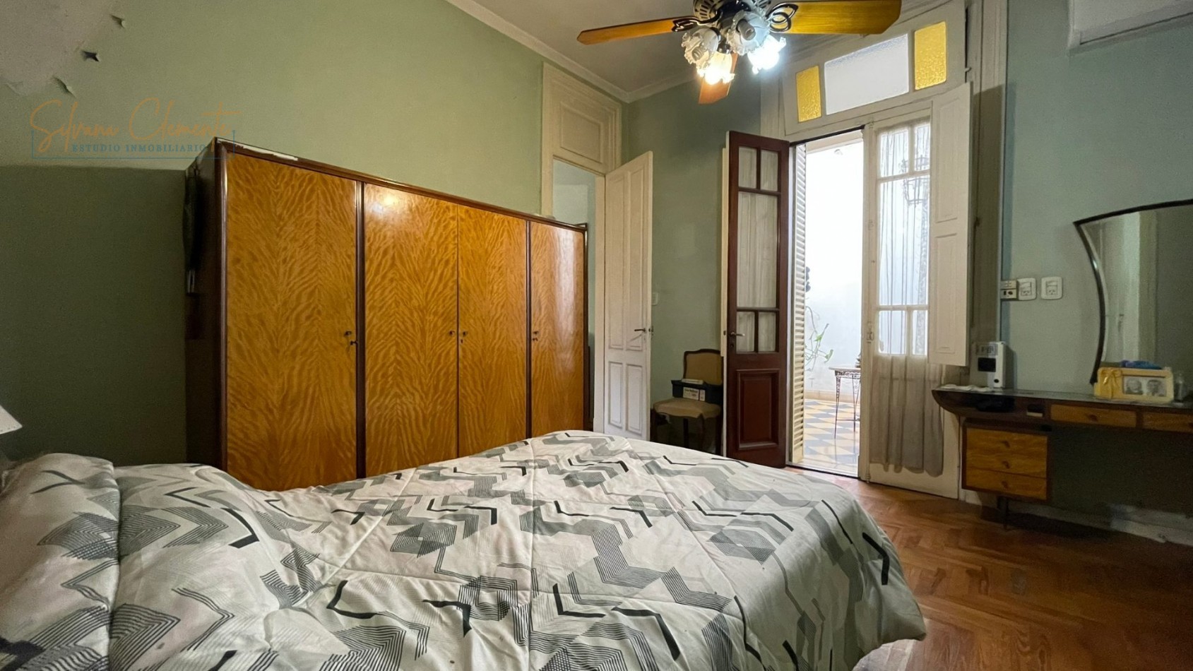 Casa Multifamiliar en Venta con Dos Viviendas, Amplio Patio y Terraza