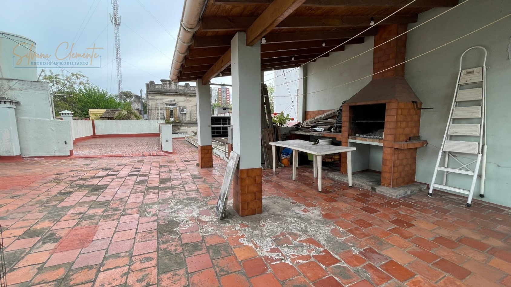Casa Multifamiliar en Venta con Dos Viviendas, Amplio Patio y Terraza