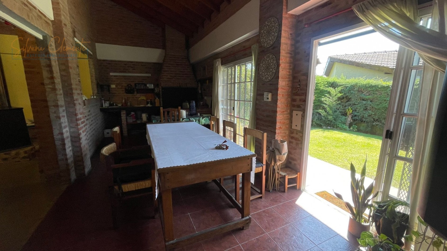 Hermosa casa 4 ambientes sobre doble lote con parque, quincho y parrilla