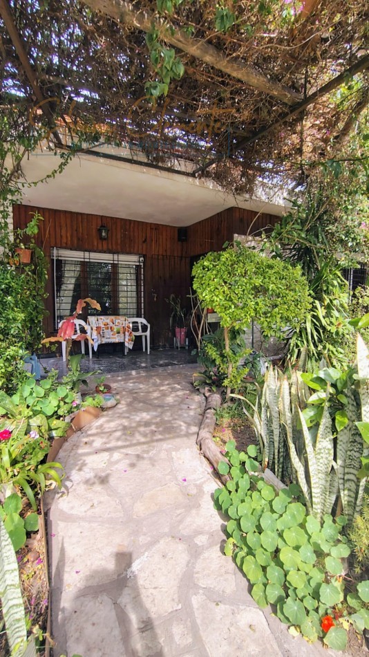 CASA EN BELLA VISTA CON DEPARTAMENTO INDEPENDIENTE, TERRAZA Y GARAJE