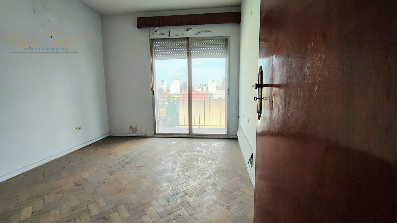Amplio departamento 4 ambientes con dependencia, balcon corrido y vista abierta en Floresta
