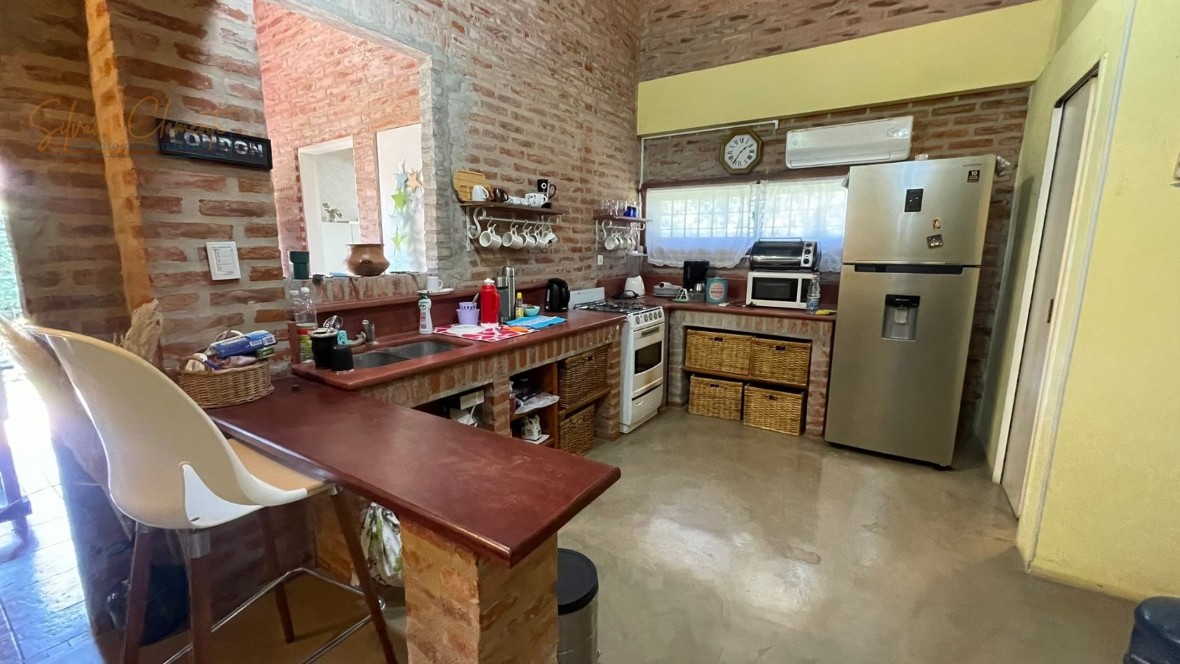 Hermosa casa 4 ambientes sobre doble lote con parque, quincho y parrilla