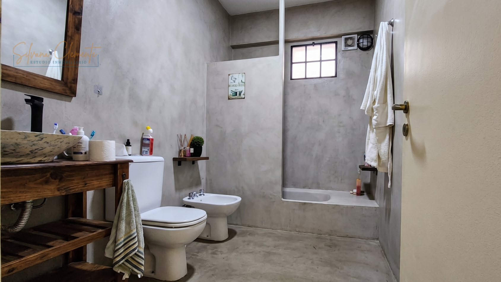 Hermosa casa 4 ambientes sobre doble lote con parque, quincho y parrilla