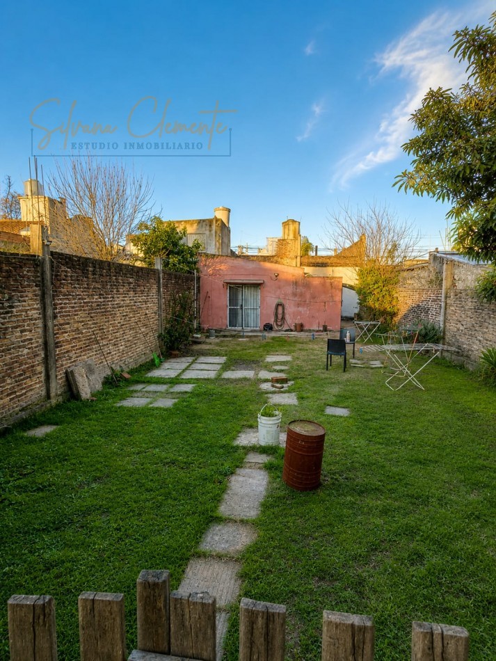 Casa en Castelar con Gran Fondo y Excelente Potencial A Modernizar
