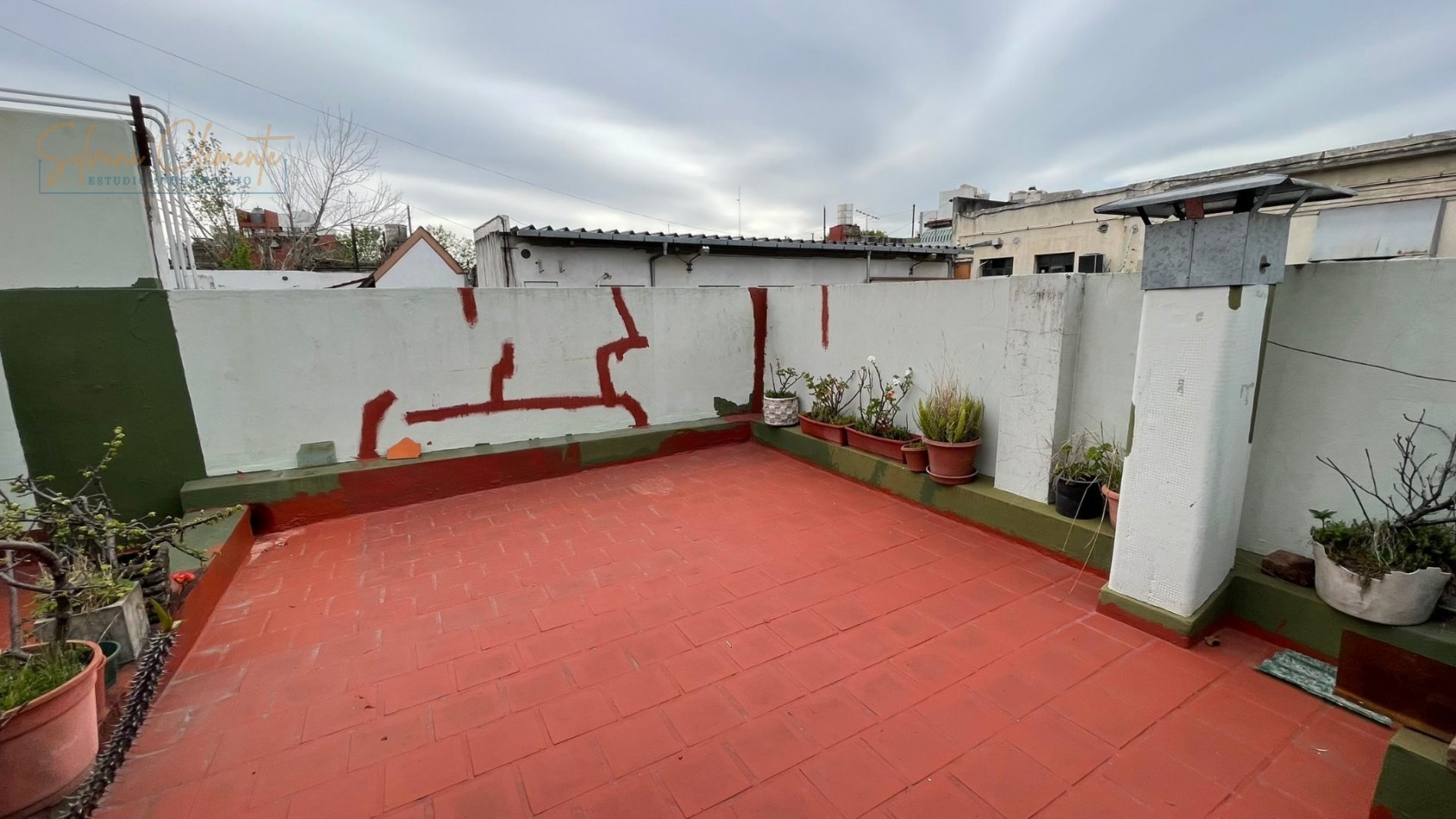Casa Multifamiliar en Venta con Dos Viviendas, Amplio Patio y Terraza