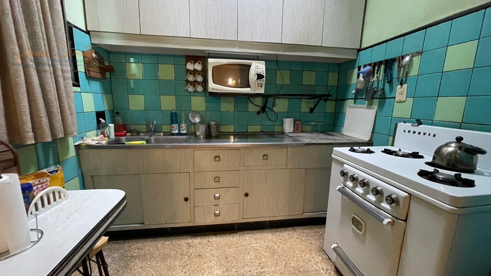 Casa Multifamiliar en Venta con Dos Viviendas, Amplio Patio y Terraza