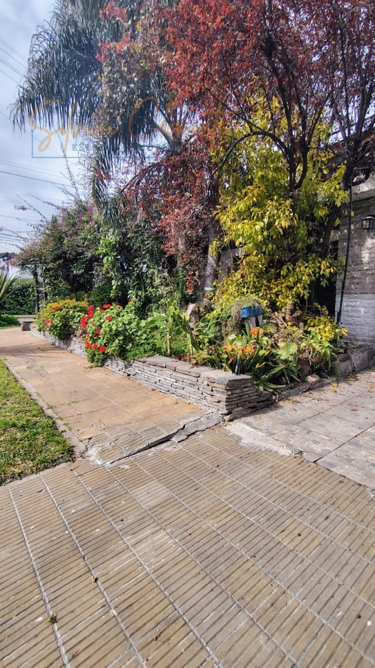 CASA EN BELLA VISTA CON DEPARTAMENTO INDEPENDIENTE, TERRAZA Y GARAJE