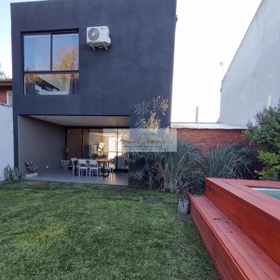 Hermosa casa 3 ambientes en dos plantas con parque parrilla y jacuzzi en Barrio Cerrado Escobar