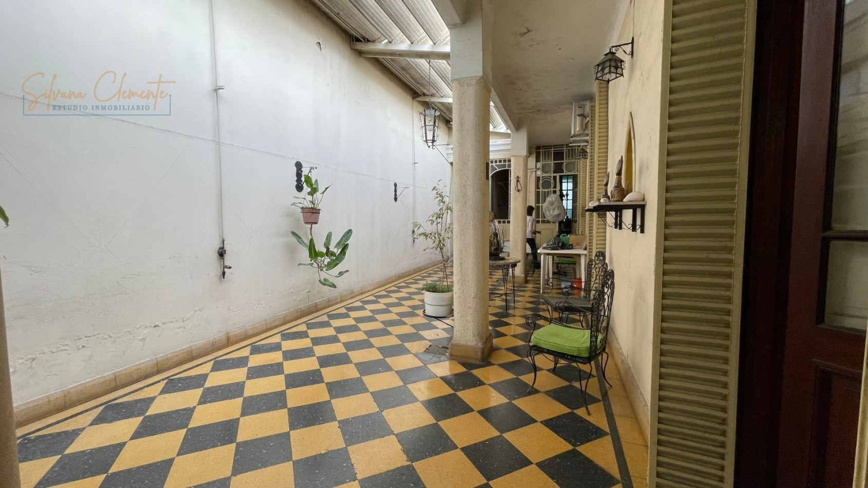 Casa Multifamiliar en Venta con Dos Viviendas, Amplio Patio y Terraza