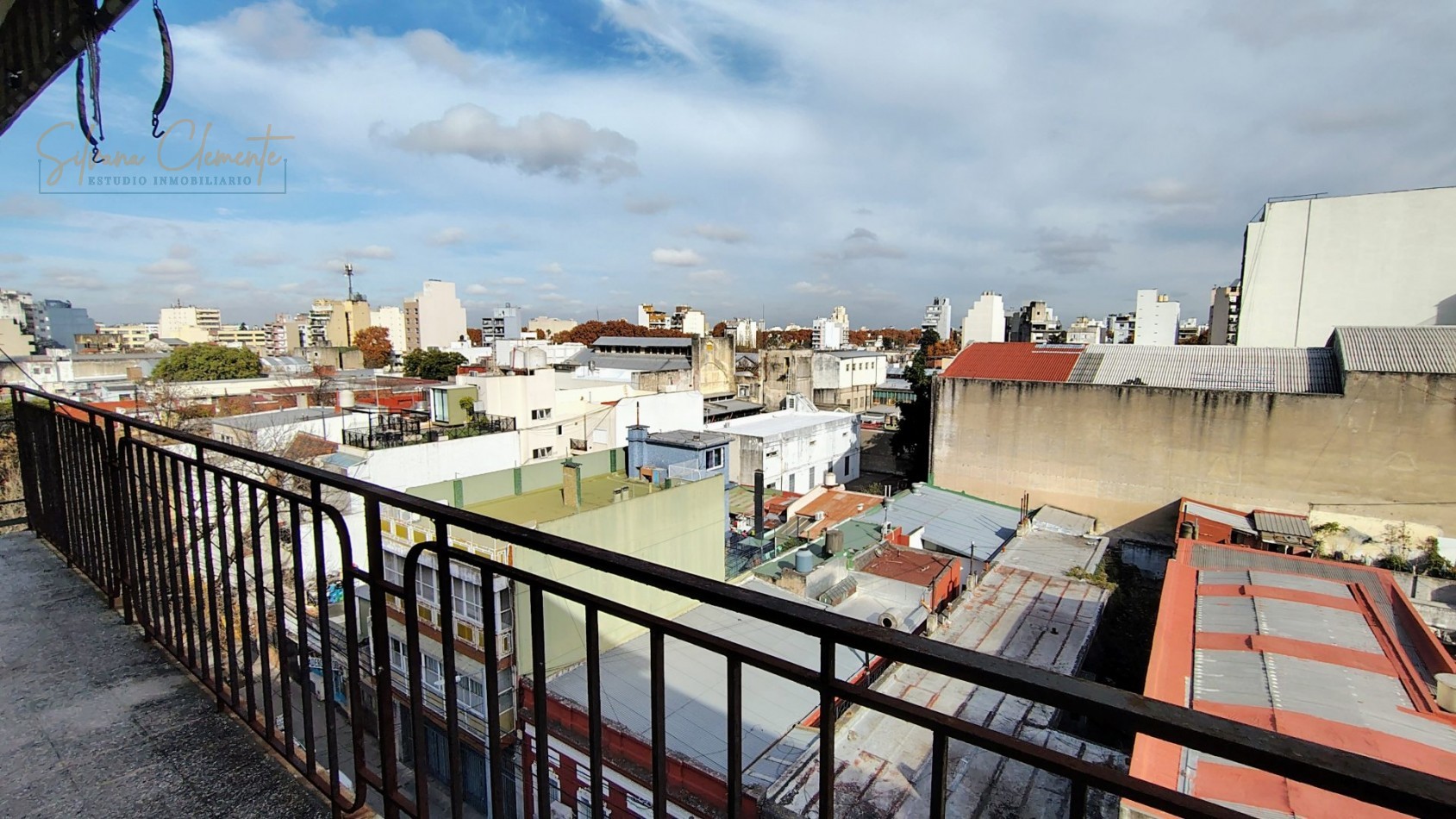 Amplio departamento 4 ambientes con dependencia, balcon corrido y vista abierta en Floresta