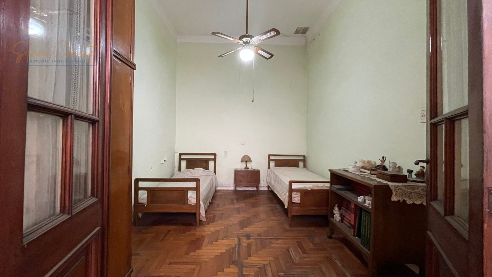 Casa Multifamiliar en Venta con Dos Viviendas, Amplio Patio y Terraza