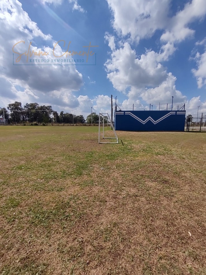 Hermosa casa 4 ambientes sobre doble lote con parque, quincho y parrilla