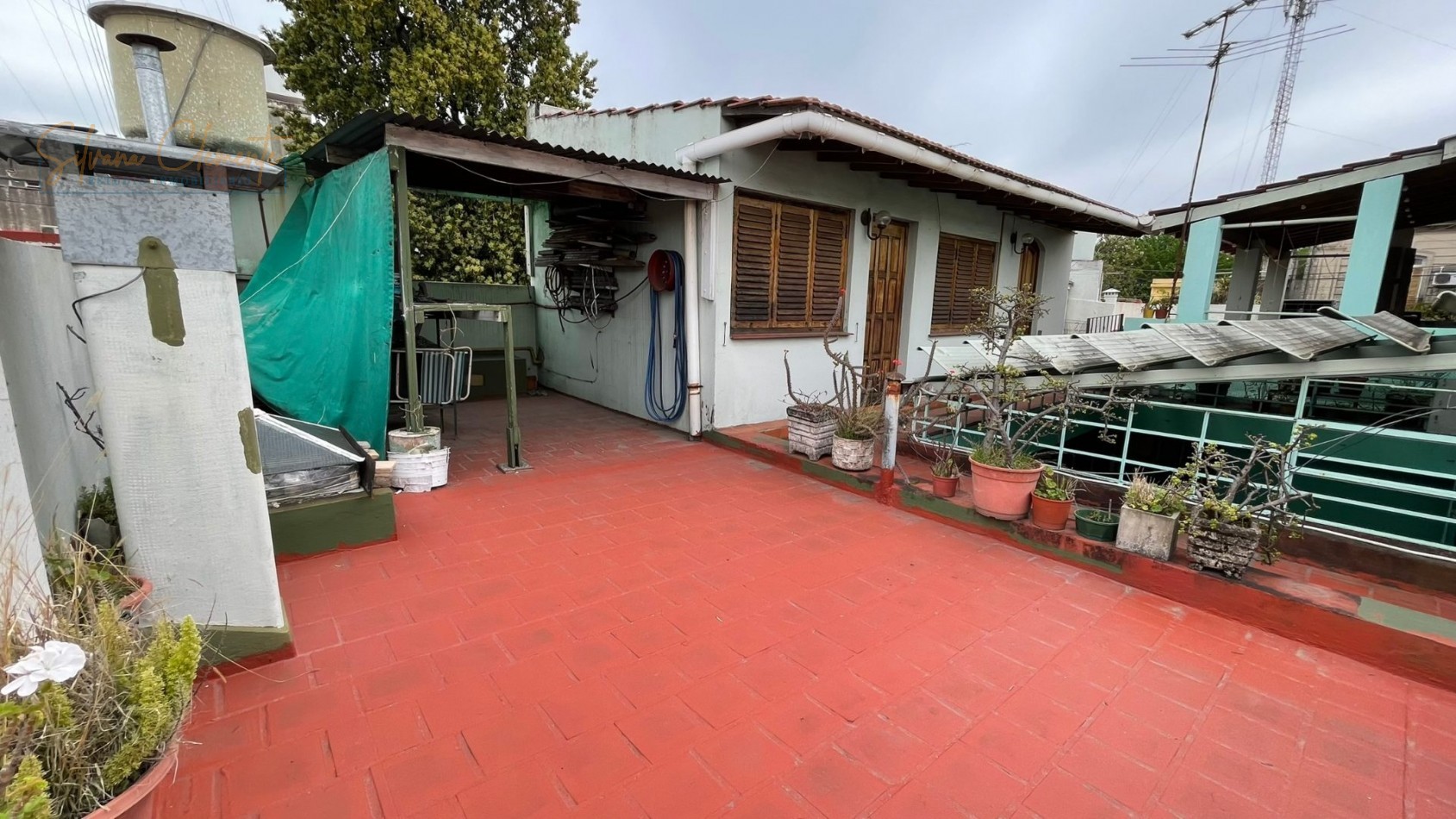 Casa Multifamiliar en Venta con Dos Viviendas, Amplio Patio y Terraza