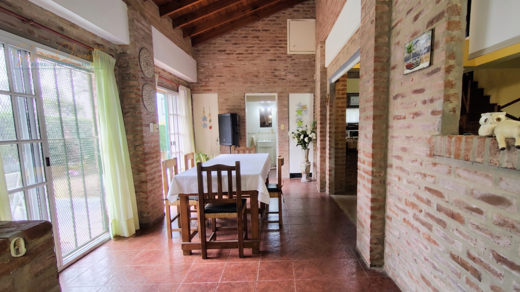 Hermosa casa 4 ambientes sobre doble lote con parque, quincho y parrilla