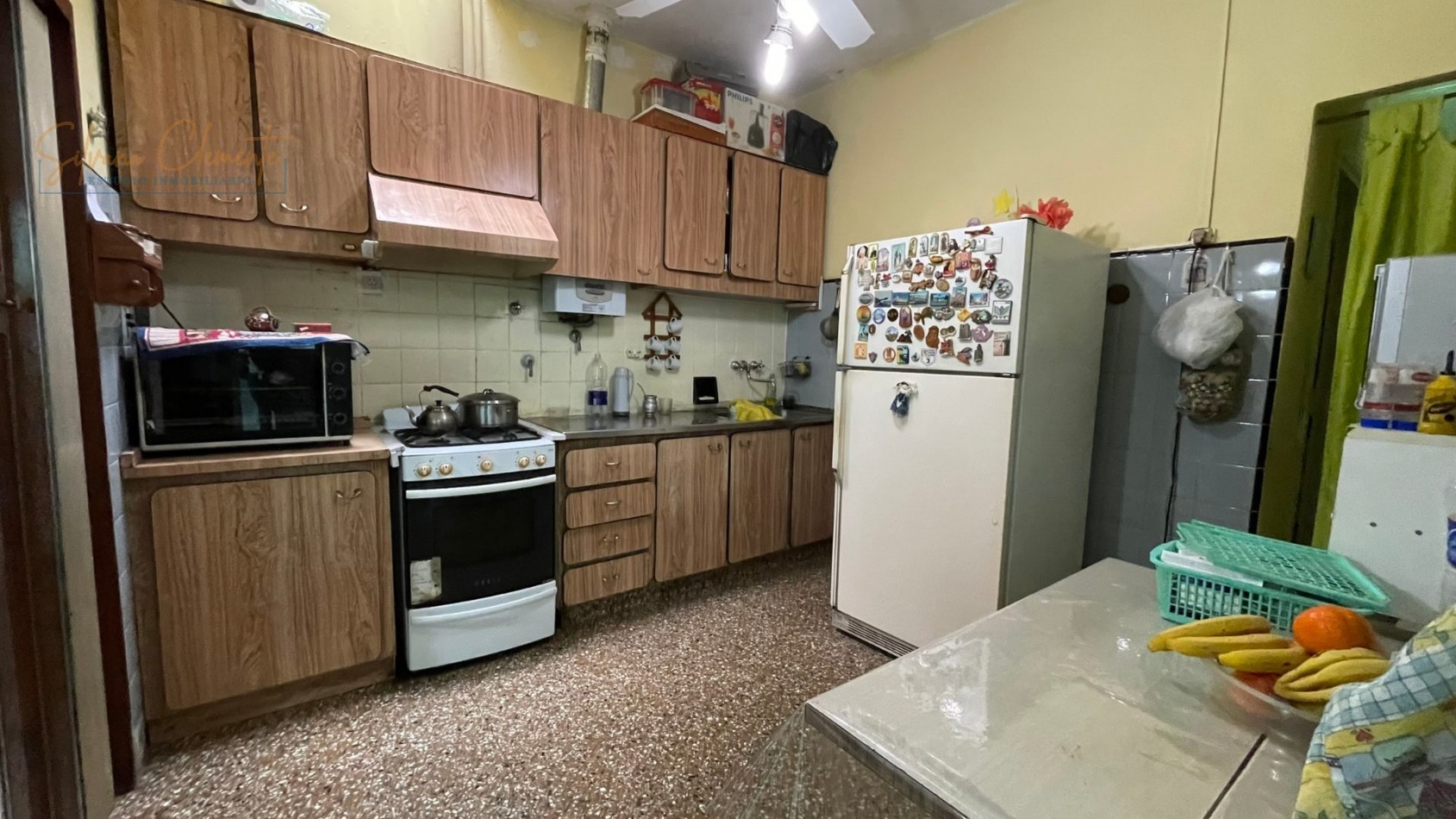 Casa Multifamiliar en Venta con Dos Viviendas, Amplio Patio y Terraza