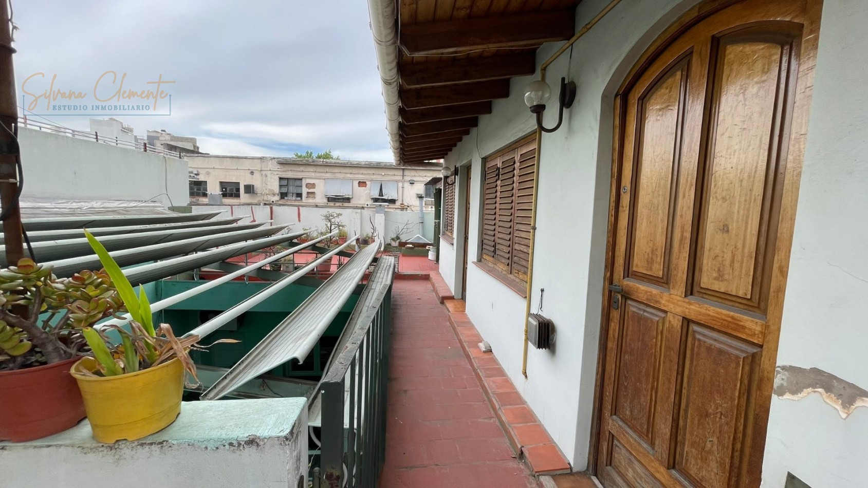 Casa Multifamiliar en Venta con Dos Viviendas, Amplio Patio y Terraza