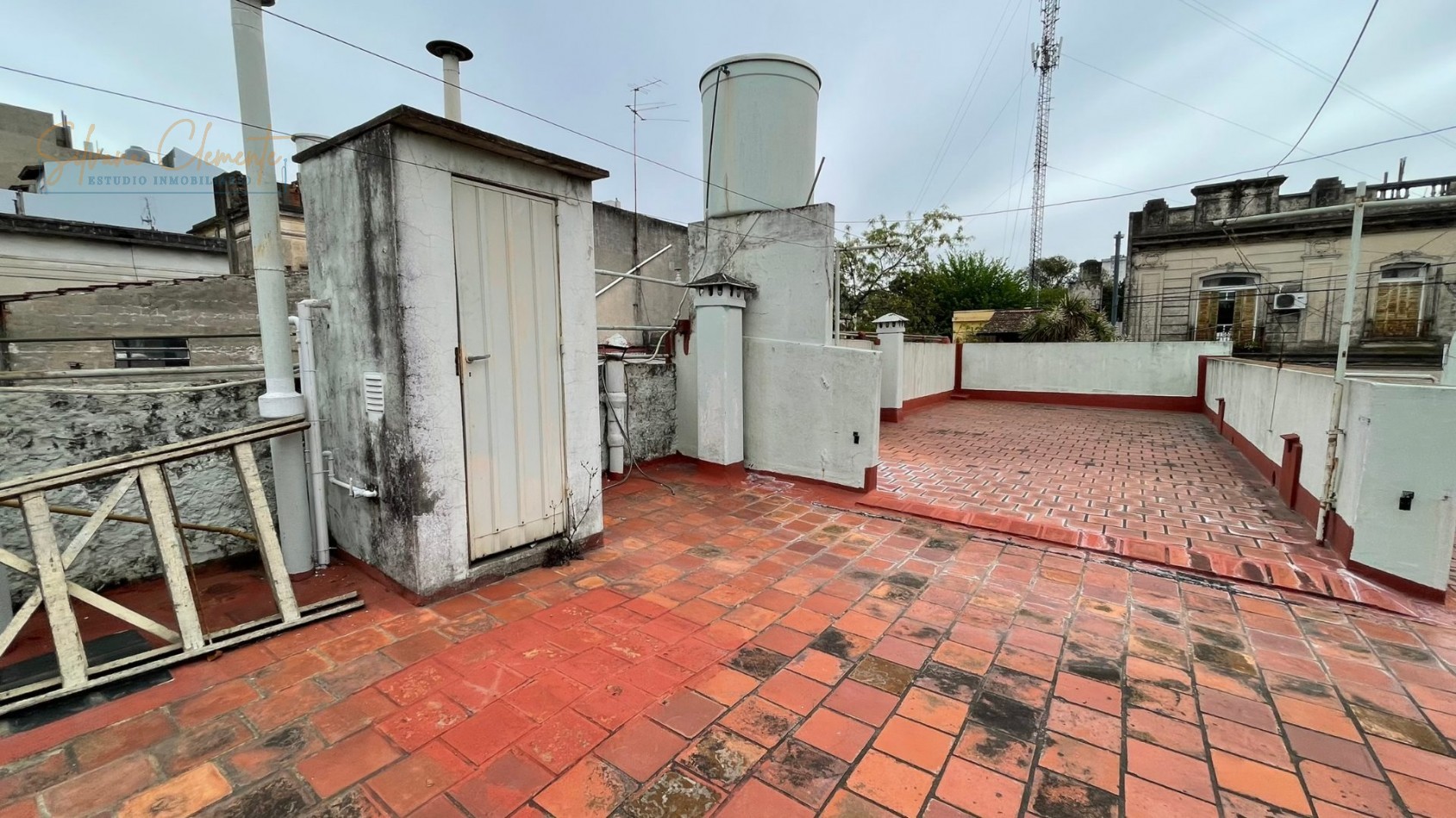Casa Multifamiliar en Venta con Dos Viviendas, Amplio Patio y Terraza
