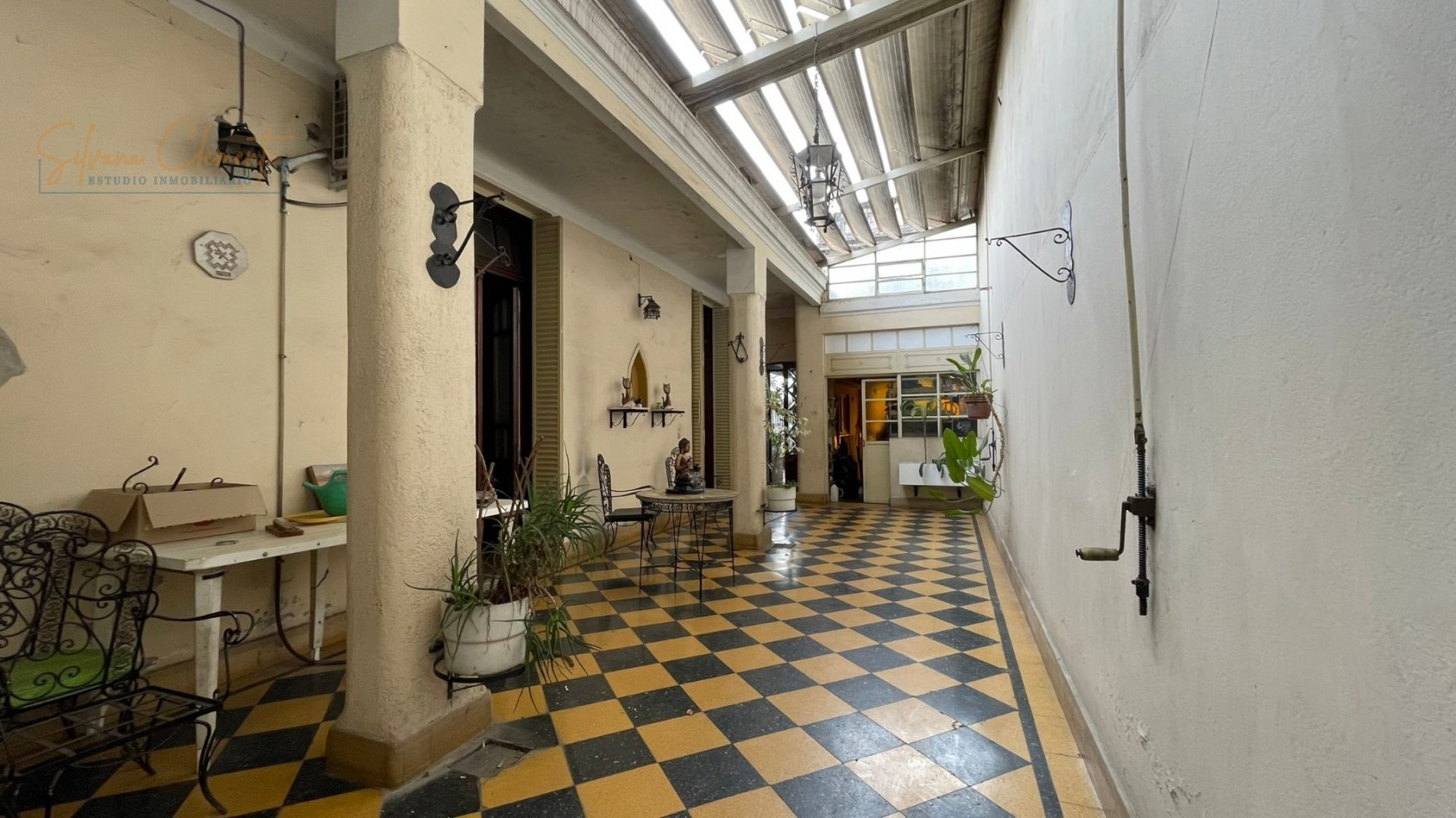 Casa en Lote Propio con 2 Viviendas y Potencial para 3 PH