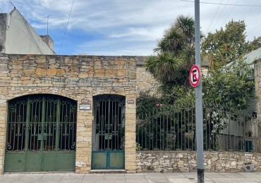 Casa Multifamiliar en Venta con Dos Viviendas, Amplio Patio y Terraza
