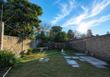 Casa en Castelar con Gran Fondo y Excelente Potencial A Modernizar