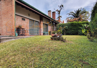 Hermosa casa 4 ambientes sobre doble lote con parque, quincho y parrilla